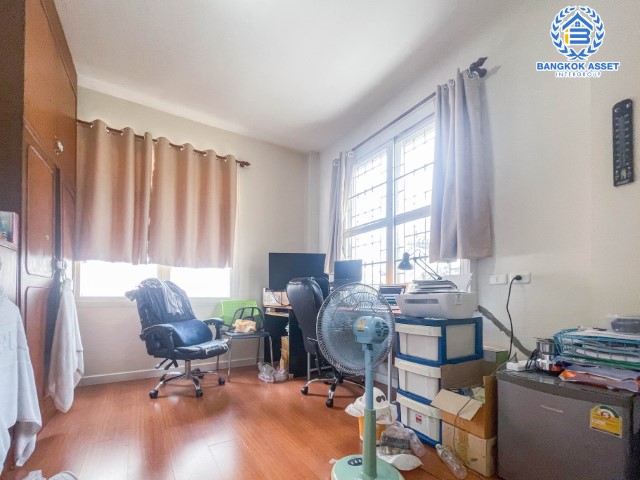 *****ทาวน์เฮ้าส์มือสอง 3 ชั้น ม.ภุมรินทร์ พหลโยธิน72 หลังมุม บนเนื้อที่ 37 ตร.ว. ฟังก์ชัน 5 ห้องนอน 4 ห้องน้ำ 2 ที่จอดรถ แถมฟรี! 3 เครื่องปรับอากาศ 7 เครื่อง และปั๊มน้ำ 1 เครื่อง ทำเลดีมาก เชื่อมต่อ ถ.พหลโยธิน, ถ.รังสิต-ปทุมธานี ใกล้ห้างเซียร์รังสิต ฟิวเจอร์พาร์ครังสิต และรถไฟฟ้าสายสีแดงเข้ม "สถานีหลักหก"